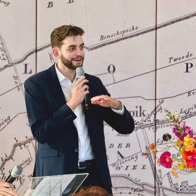 Teun Broekhuizen presenting in front of a historical map